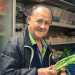Prendiamo ora sulla sinistra via Omodeo: sotto un portico si trova un piccolo mercato comunale, dove  possibile comprare fiori, frutta, pesce e casalinghi. Le nostre bancarelle sono presenti qui dagli anni 60, ci spiega il 73enne signor Gaetano detto Nanuccio, proprietario del negozio di frutta e verdura